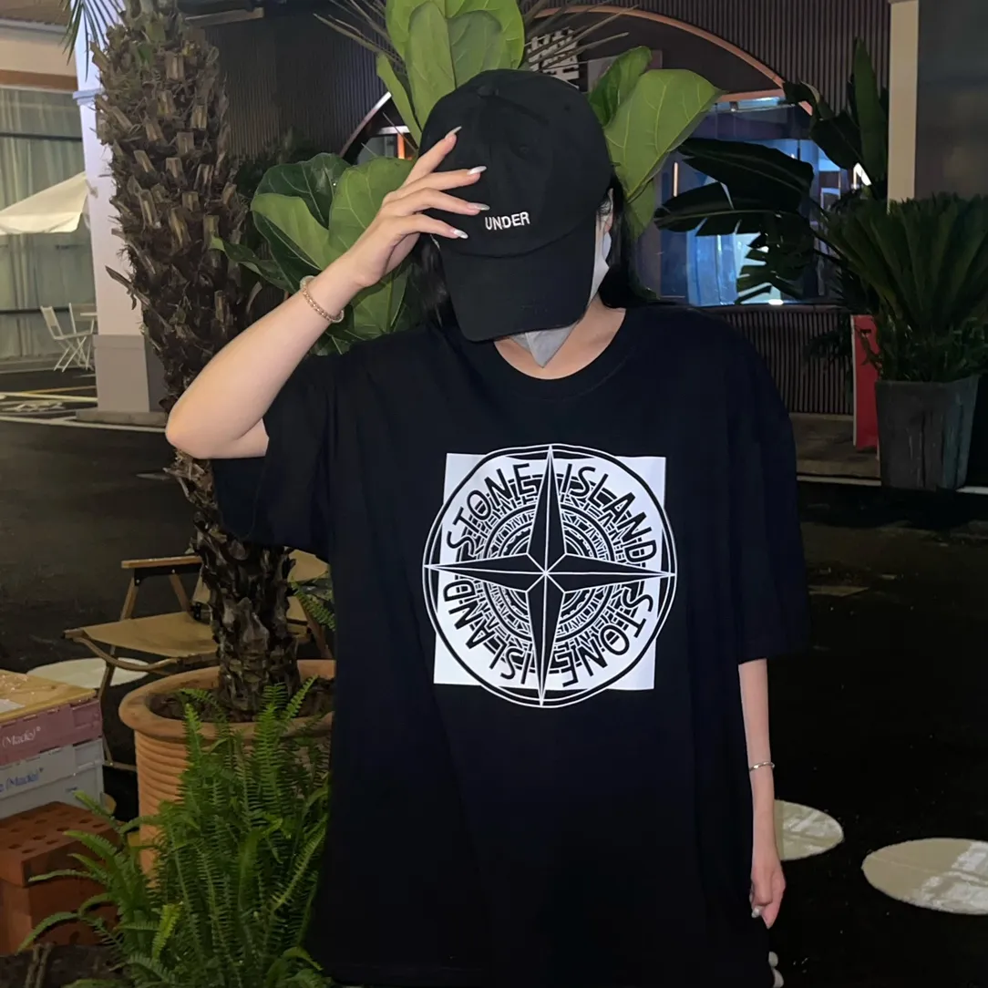 W626#P110💰 [Stone lsland/Stone Island summer new short-sleeved T-shirt with big compass print on the chest] ⚠️[Original creation with high control of details] - Made of 260 grams of combed cotton with 32-count double yarn, soft and comfortable to the touch, sweat-absorbent and breathable. - Simple, basic and versatile style, original quality, the first choice for couples. - Made in a large factory, four needles and five threads on the shoulder, neatly arranged, high quality workmanship. - Same style for men and women. Very versatile, one piece for everyone, details are clearly visible. Color: Black White Size: M L